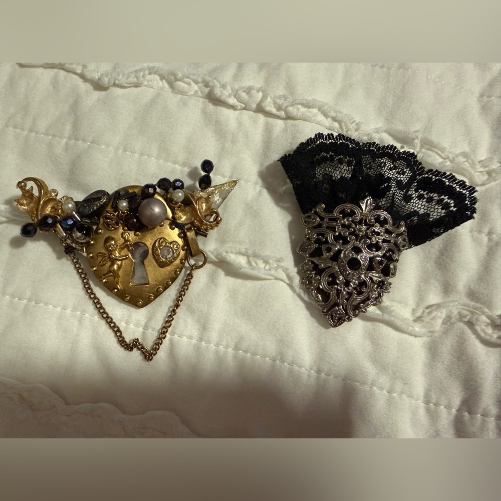 VINTAGE SHABBY CHIC LAPEL PINS. (2)